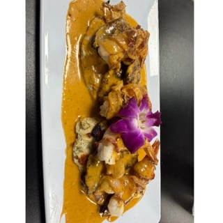 Pechuga Con Camarones Bacon Y Maduros En Salsa De Queso