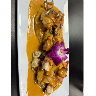 Pechuga Con Camarones Bacon Y Maduros En Salsa De Queso